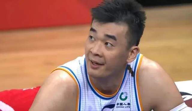 显然我们都知道他的视野极佳，从某种意义上说，他可能是中锋版本的卢卡-东契奇。